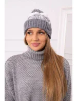 Dámská čepice s bambulí Abigail model 18751671 - K-Fashion Dámská čepice s bambulí Abigail model 18751671 - K-Fashion