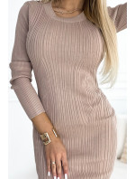 Pohodlné svetrové šaty s čipkou na chrbte - cappuccino