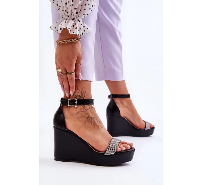 Módní kožené sandály na klínu černé Arwen Módní kožené sandály na klínu černé Arwen