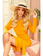 Dámské šaty v hořčicové barvě se širokým páskem pro zavazování model 14001503 - numoco Dámské šaty v hořčicové barvě se širokým páskem pro zavazování model 14001503 - numoco