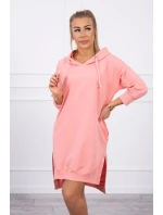 Šaty s kapucňou a dlhším chrbtom v marhuľovej farbe