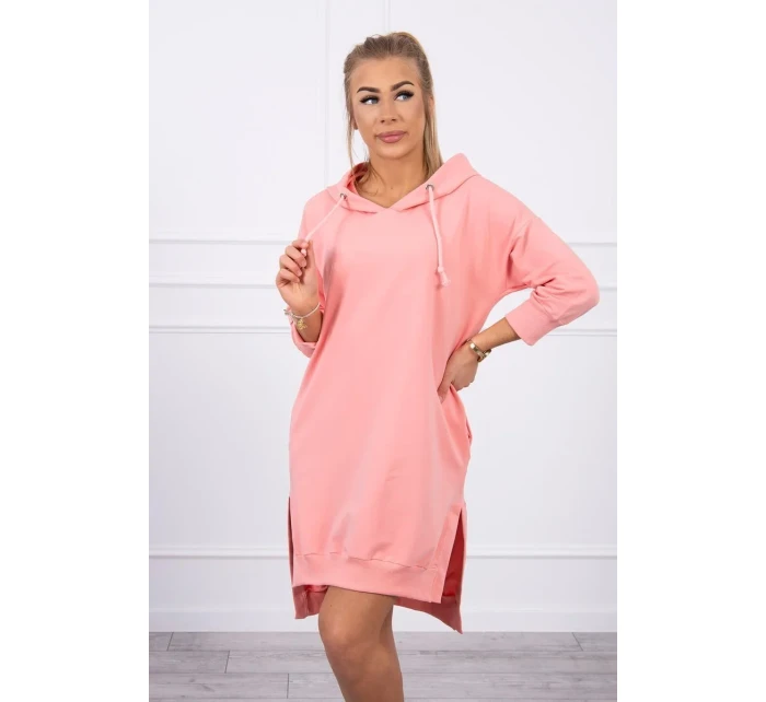 Šaty s kapucňou a dlhším chrbtom v marhuľovej farbe