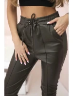 Dámské kalhoty z eko kůže s vázáním a rozparkem na model 21154131 khaki - K-Fashion