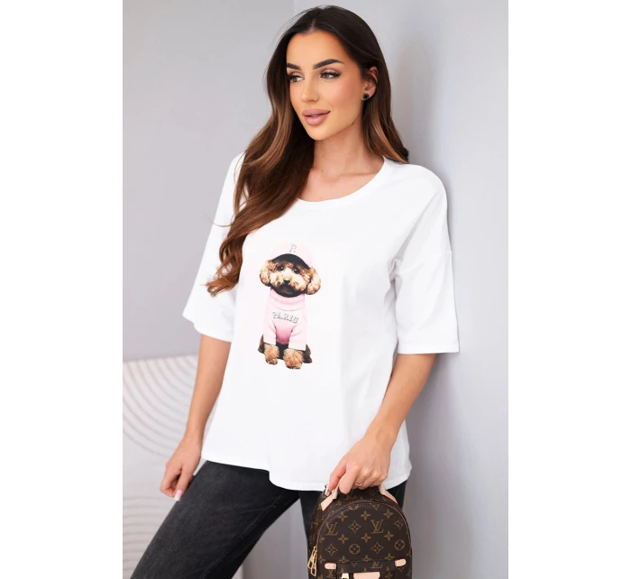 Dámska bavlnená blúzka oversize s krátkymi rukávmi a véčkovou potlačou biela Dámska bavlnená blúzka oversize s krátkymi rukávmi a véčkovou potlačou biela