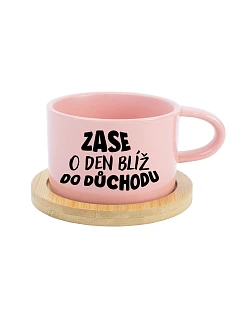 ZASE O DEN BLÍŽ DO DŮCHODU - růžový hrníček makronka 200 ml