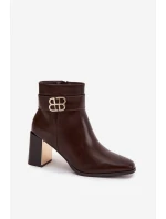 Dámské kotníkové boty na podpatku s páskem a zlatým detailem čokoládové model 21747880 - Boto Dámské kotníkové boty na podpatku s páskem a zlatým detailem čokoládové model 21747880 - Boto