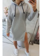 Šaty s kapucňou a bočným rázporkom šedej