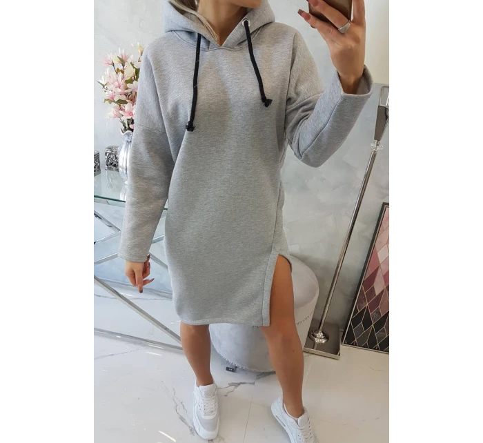 Šaty s kapucňou a bočným rázporkom šedej