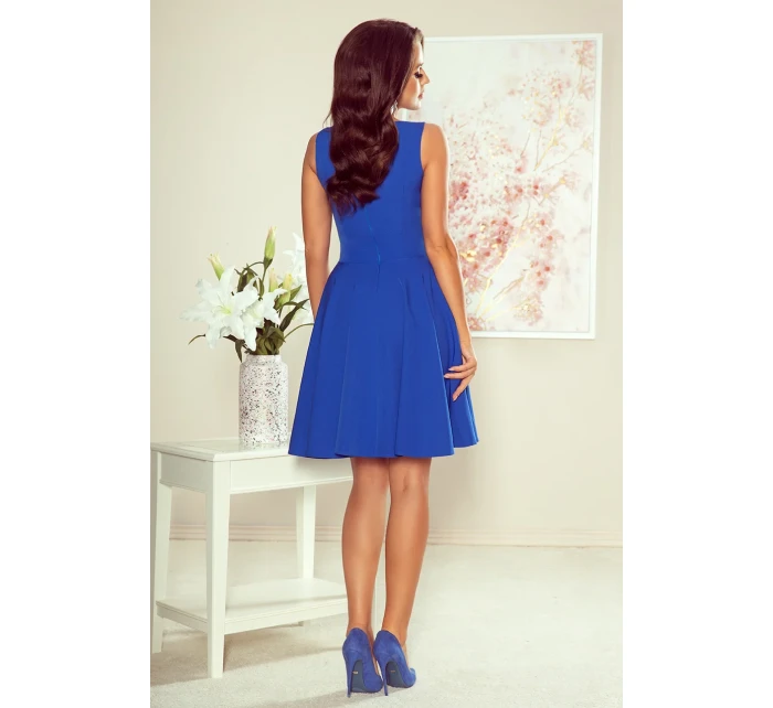 Rozšírené dámske šaty v Chrpová farbe s výstrihom v tvare srdca model 7718529 Rozšírené dámske šaty v Chrpová farbe s výstrihom v tvare srdca model 7718529