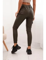 Dámske nohavice z ekokože s vreckami a šnurovaním v páse khaki