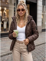 Kurtka damska przejściowa z kapturem brązowa model 22350580 - FashionStreet Kurtka damska przejściowa z kapturem brązowa model 22350580 - FashionStreet