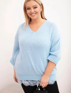 Dámsky sveter s výstrihom do V a viskózová blúzka s čipkovaným lemom modrá