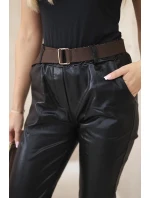 model 22014125 kalhoty s páskem lesklá černá - K-Fashion model 22014125 kalhoty s páskem lesklá černá - K-Fashion