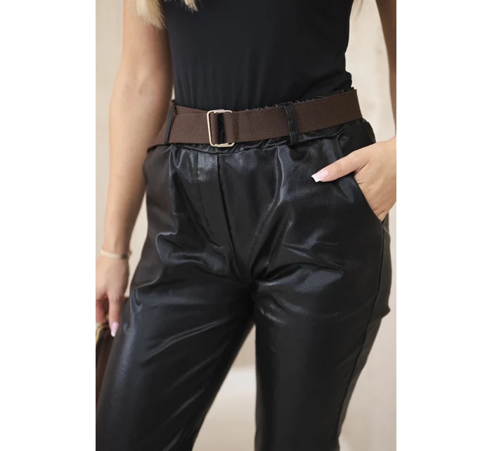 model 22014125 kalhoty s páskem lesklá černá - K-Fashion model 22014125 kalhoty s páskem lesklá černá - K-Fashion