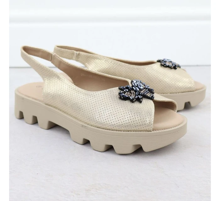 Dámske sandále na platforme s perforovanou kovovou zlatou Potocki SZ12610