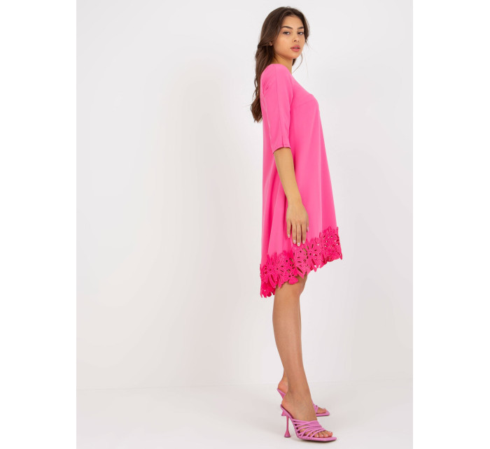Voľné ružové koktailové šaty s ažurovým lemom