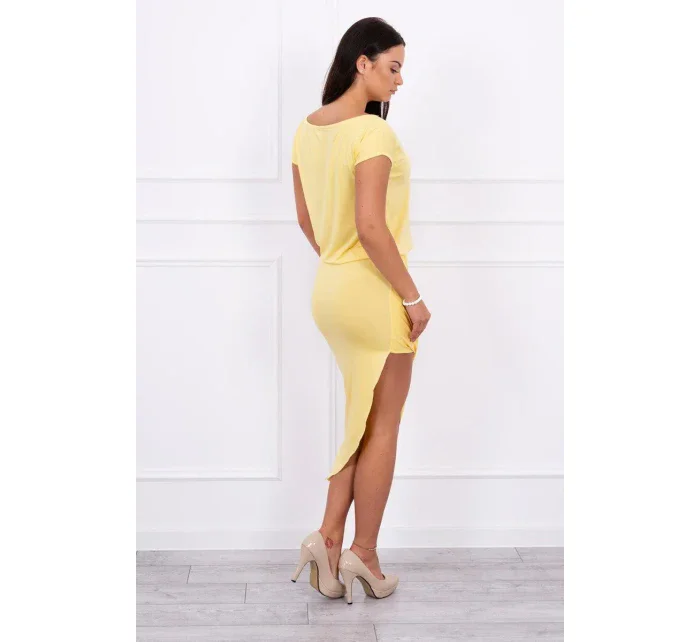 Asymetrické žluté šaty
