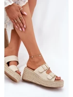 Klapki Damskie Na Koturnie Z Plecionką I Klamrami Beżowe Pasinea Klapki Damskie Na Koturnie Z Plecionką I Klamrami Beżowe Pasinea