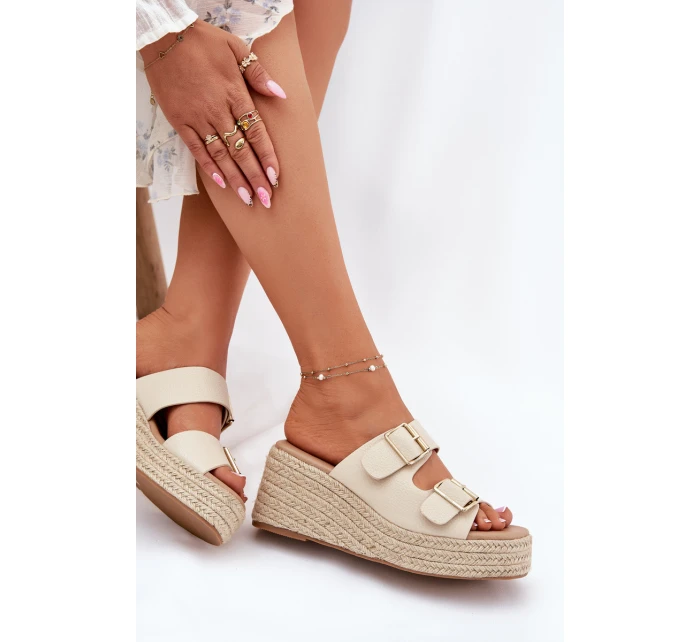 Klapki Damskie Na Koturnie Z Plecionką I Klamrami Beżowe Pasinea Klapki Damskie Na Koturnie Z Plecionką I Klamrami Beżowe Pasinea