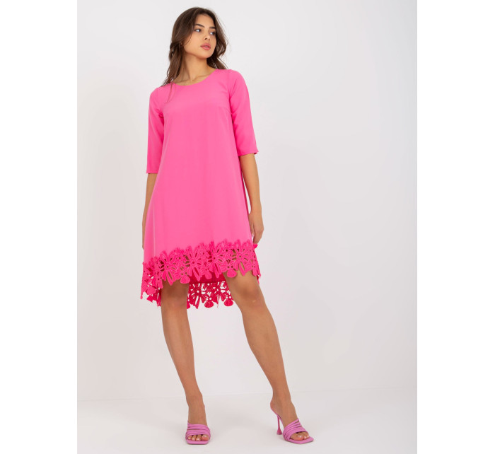 Voľné ružové koktailové šaty s ažurovým lemom
