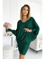 Dámské netopýří šaty v lahvově zelené barvě s výstřihem a s brokátem model 18140974 - numoco