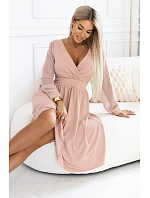 Elegantní midi šaty s obálkovým výstřihem a rukávy béžové model 22208823 - numoco Elegantní midi šaty s obálkovým výstřihem a rukávy béžové model 22208823 - numoco