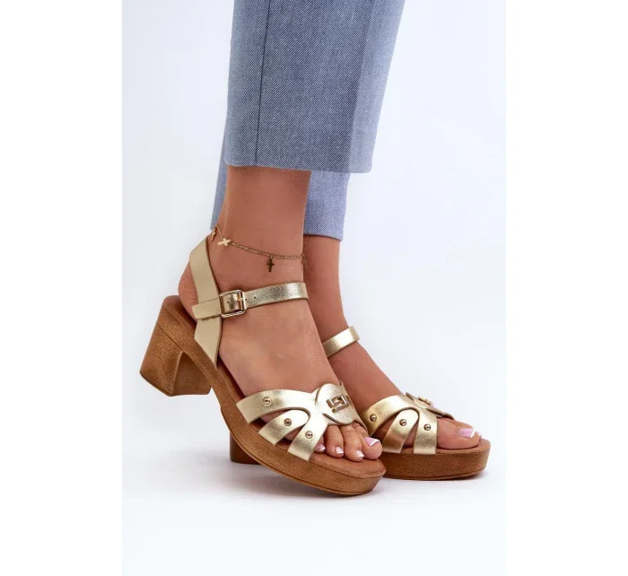 Sandále na podpätku model 196334 Vykročte štýlovo Sandále na podpätku model 196334 Vykročte štýlovo