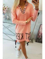 model 18746993 šaty s kapucí a potiskem - K-Fashion