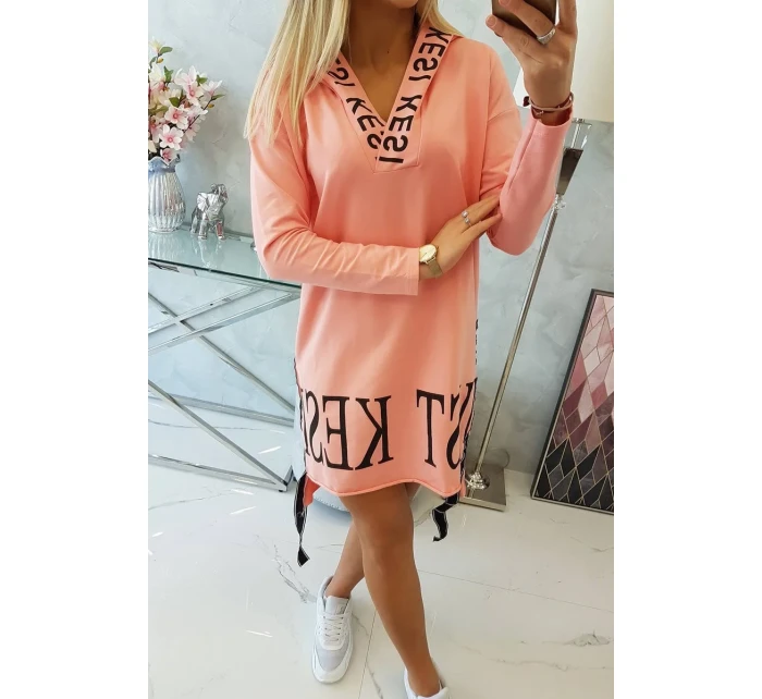 model 18746993 šaty s kapucí a potiskem - K-Fashion
