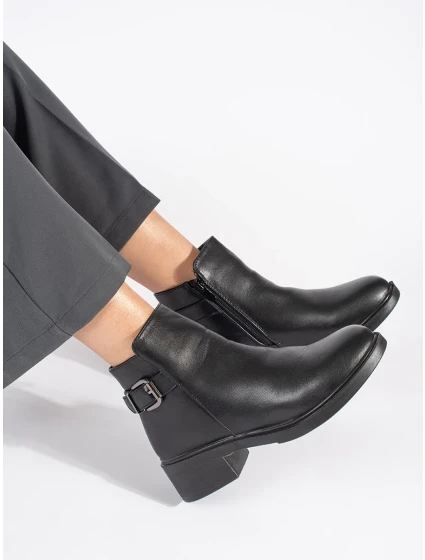 Vynikajúce dámske čierne členkové topánky na širokom podpätku Vynikajúce dámske čierne členkové topánky na širokom podpätku