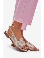 Dámské sandály na plochém podpatku s ozdobou model 21698206 zlaté - S.Barski Dámské sandály na plochém podpatku s ozdobou model 21698206 zlaté - S.Barski