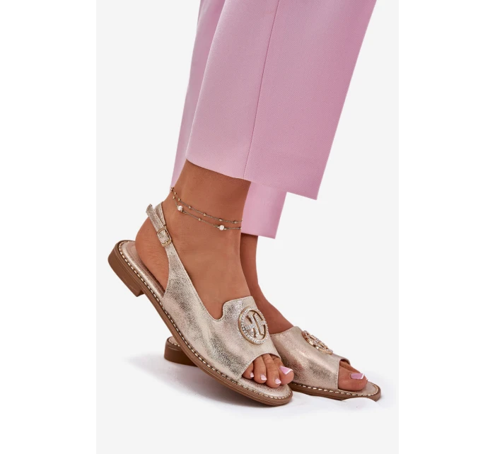 Dámské sandály na plochém podpatku s ozdobou model 21698206 zlaté - S.Barski Dámské sandály na plochém podpatku s ozdobou model 21698206 zlaté - S.Barski