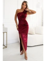 Dlouhé dámské saténové šaty ve vínové bordó barvě přes jedno s růžemi model 21290263 - numoco basic Dlouhé dámské saténové šaty ve vínové bordó barvě přes jedno s růžemi model 21290263 - numoco basic