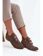 Semišové dámské polobotky s ozdobnými květinami model 21707536 tmavě béžové - Zazoo