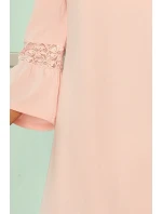 Dámské šaty v pastelově růžové barvě s krajkou na rukávech model 5917659 - numoco