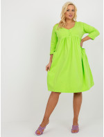 Limetkovo zelené plus size základné šaty s gombíkmi vo výstrihu