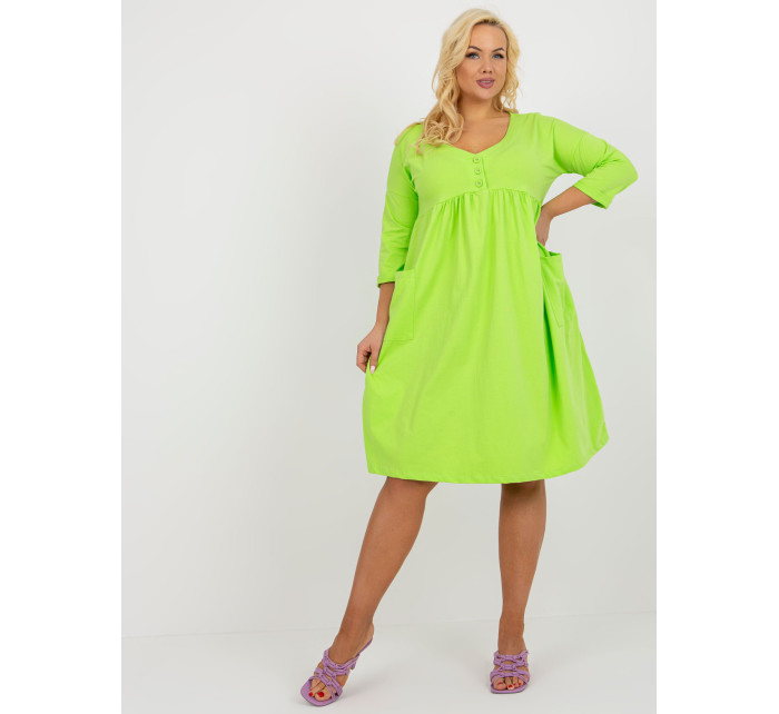 Limetkovo zelené plus size základné šaty s gombíkmi vo výstrihu