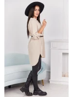 Šaty s dlhším chrbtom a pásom svetlo béžovej farby Šaty s dlhším chrbtom a pásom svetlo béžovej farby