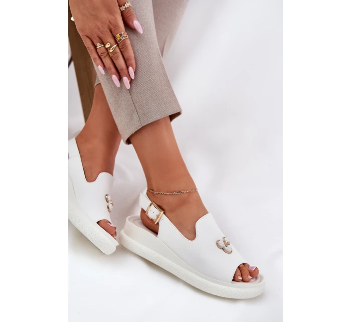 Dámské kožené sandály s ozdobou model 21695456 bílé - VINCEZA