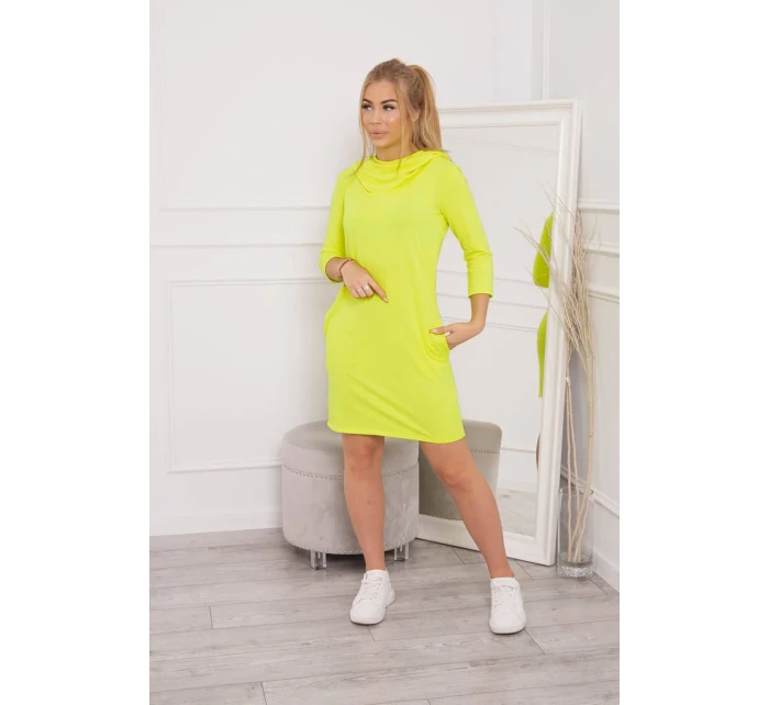 Šaty s kapucí a kapsami žluté neonové barvy Šaty s kapucí a kapsami žluté neonové barvy