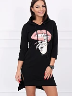 Šaty s dlhším chrbtom a farebnou potlačou čiernej farby