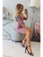 Šaty s krídlami na ramenách tmavo ružové