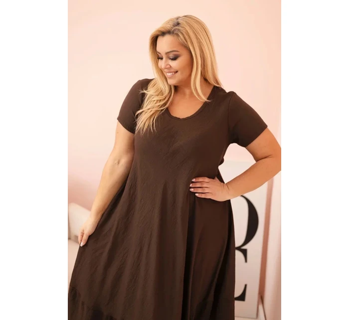 Dámske plus size šaty s krátkymi rukávmi a volánom z ľahkej viskózy v hnedej farbe