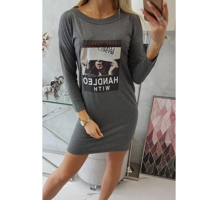 Rukoväť so šatami s grafitovou potlačou