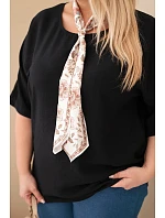 Dámska viskózna blúzka Plus size s krátkymi rukávmi a ozdobnou šatkou čierna