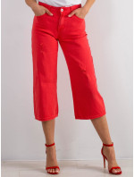 Červené roztrhané džínsy