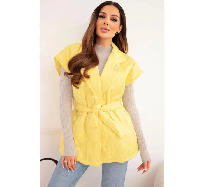 Dámská prošívaná vesta s páskem a širokým límcem žlutá