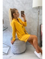 Horčicové šaty s kravatou