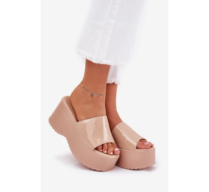 Lakierowane Klapki Damskie Na Platformie I Koturnie Beżowe Nellevia