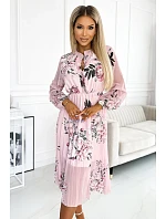 449-4 CARLA Plisované midi šaty s knoflíky a dlouhými rukávy - růžové na pozadí pastelově růžové barvy